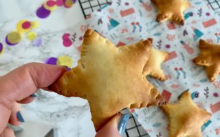 Pizza-Sterne, die weihnachtlichen Pizzabrötchen für das Backen mit Kindern - perfekte Weihnachts-Snacks