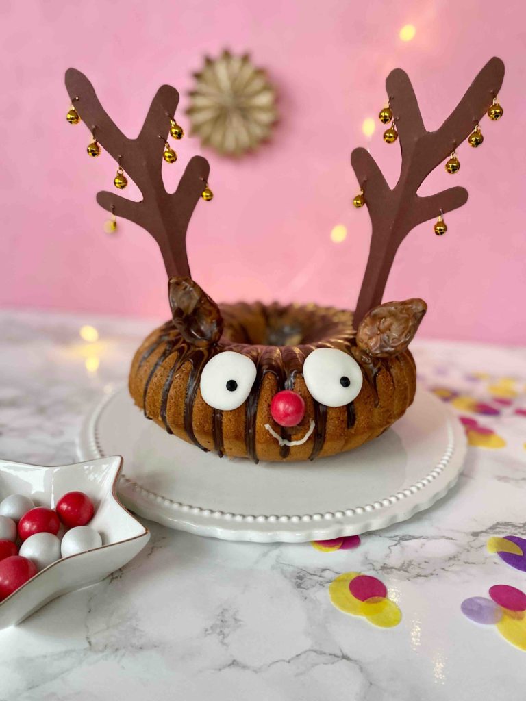 Der Weihnachtskuchen mit Punsch als Rentierkuchen ist ein Highlight für das Backen mit Kindern in der Weihnachtszeit.