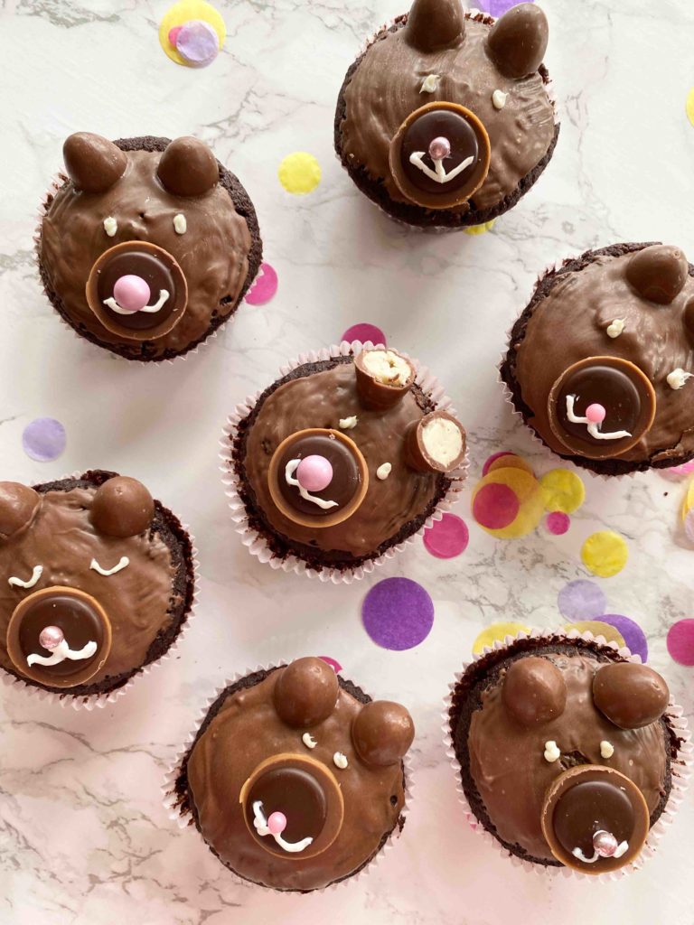 Schokoladige Baerchenmuffins für das Backen mit Kindern