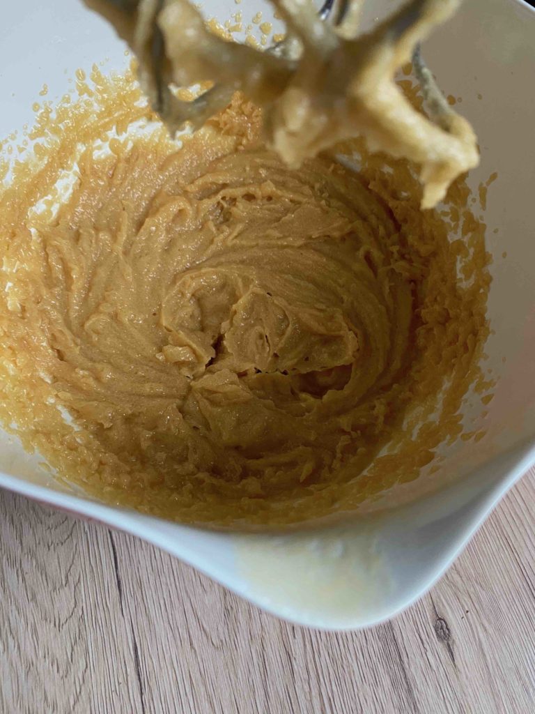 Margarine/Butter und Zucker für die Cookie-Lollis schaumig rühren.