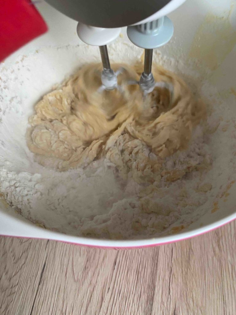 Die flüssigen Zutaten werden mit den trockenen Zutaten für die Cookie-Lollis vermengt.