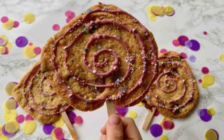 Der knusprige Partysnack für Kinder: kunterbunte Cookie-Lollis