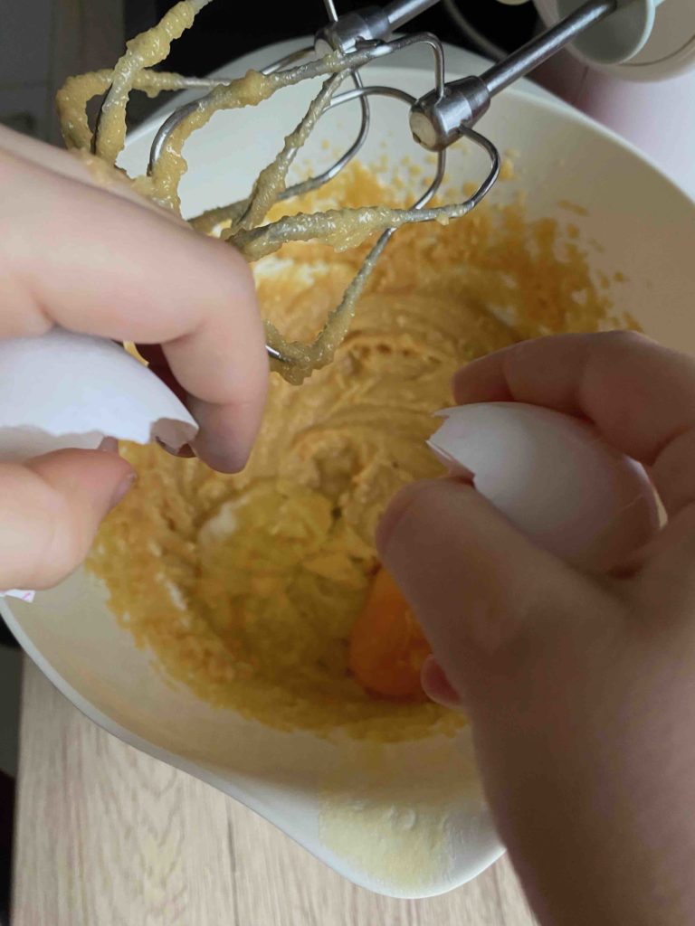 Das Ei wird unter die Butter-Zucker-Masse gerührt.