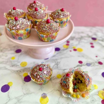 Piñata Muffins - der Muffin mit der Überraschung ist ein besonderer Partysnack für den Kindergeburtstag.