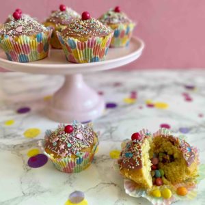 Piñata Muffins - der Muffin mit der Überraschung ist ein besonderer Partysnack für den Kindergeburtstag.