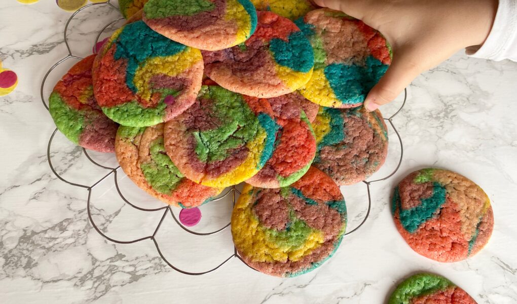 Regenbogen-Cookies Backen mit Kindern - kunterbunte Regenbogenplätzchen