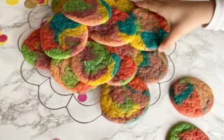 Regenbogen-Cookies Backen mit Kindern - kunterbunte Regenbogenplätzchen