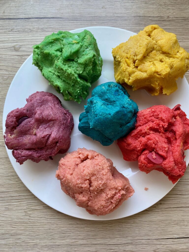 Regenbogen-Cookies Backen mit Kindern - kunterbunte Regenbogenplätzchen 