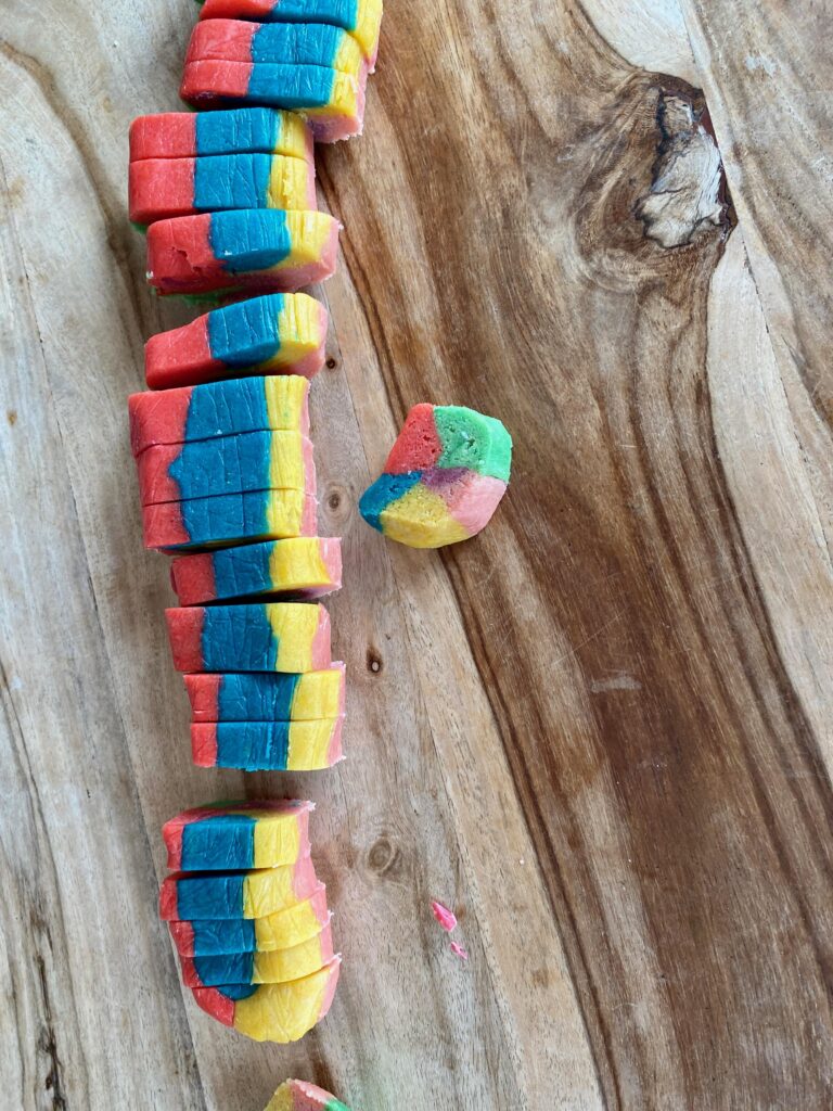 Regenbogen-Cookies Backen mit Kindern - kunterbunte Regenbogenplätzchen 