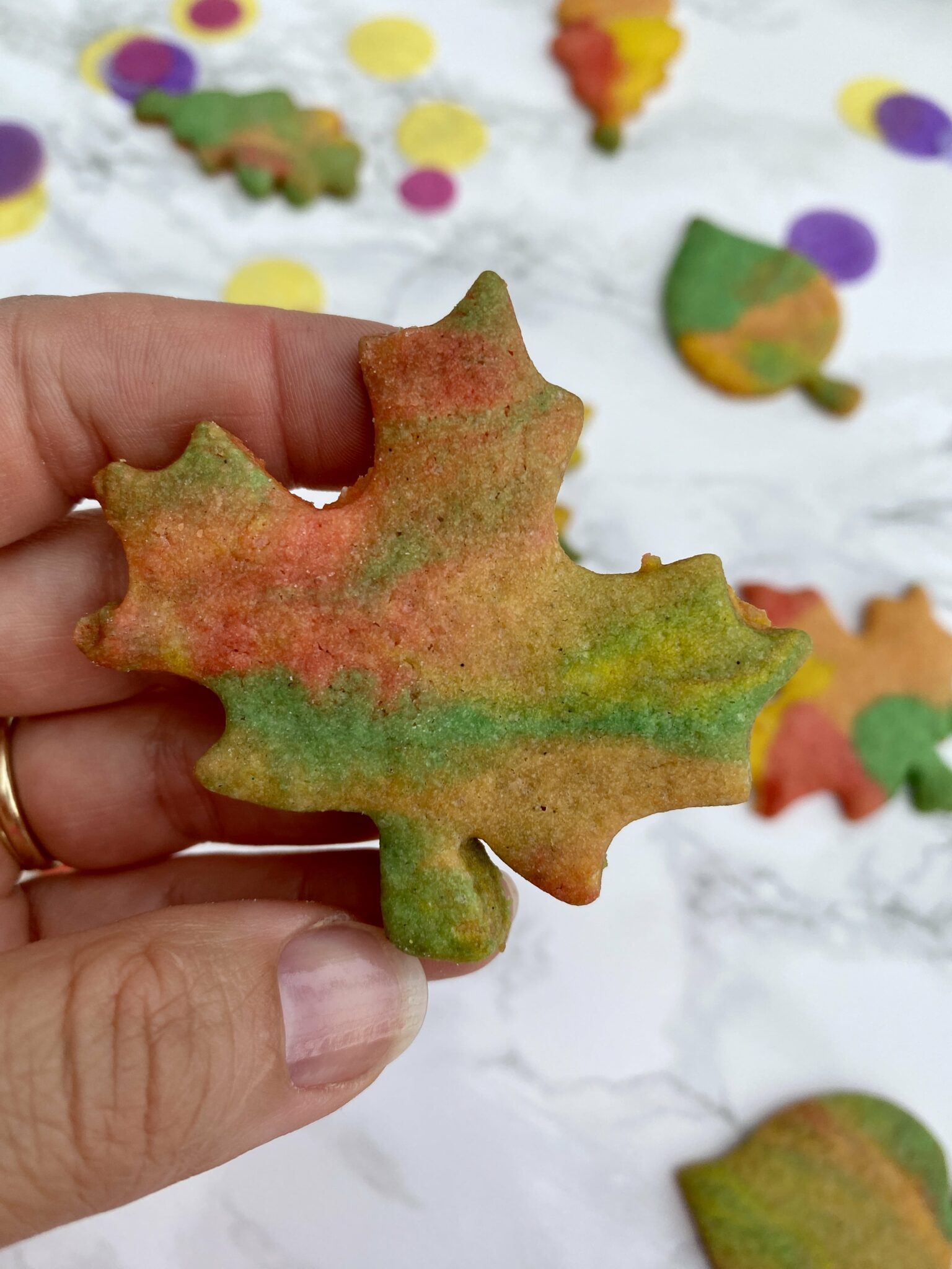 Bunte Herbstplätzchen - Knusprige Butterplätzchen im Herbst - Backen ...