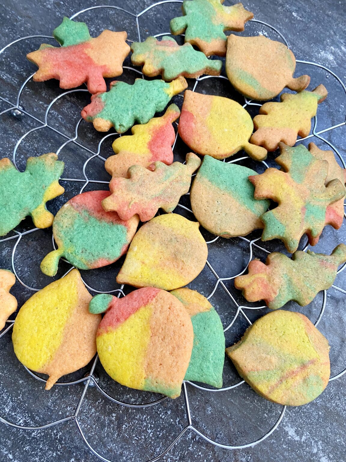 Bunte Herbstplätzchen - Knusprige Butterplätzchen im Herbst - Backen ...