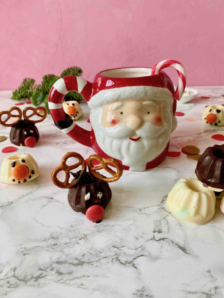 Hot Chocolate Bites, das kinderleichte, selbstgemachte DIY Weihnachtsgeschenk für Heiße Schokolade Liebhaber, das du mit deinen Kindern machen kannst.