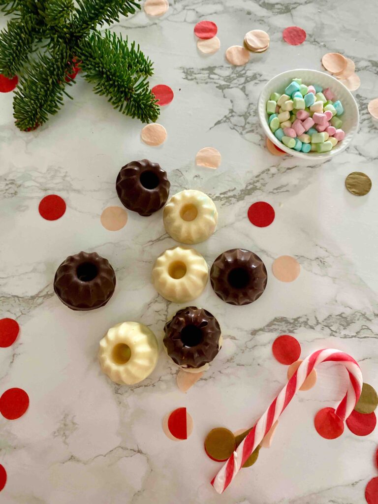 Hot Chocolate Bites, das kinderleichte, selbstgemachte Weihnachtsgeschenk für Heiße Schokolade Liebhaber, das du mit deinen Kindern machen kannst.