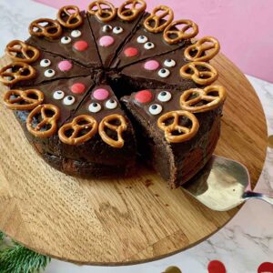 Der Rentierkuchen ist ein schokoladiger Weihnachtskuchen für die Weihnachtsbäckerei mit Kindern.