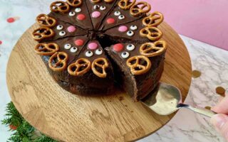 Der Rentierkuchen ist ein schokoladiger Weihnachtskuchen für die Weihnachtsbäckerei mit Kindern.