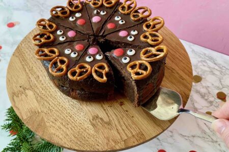 Der Rentierkuchen ist ein schokoladiger Weihnachtskuchen für die Weihnachtsbäckerei mit Kindern.