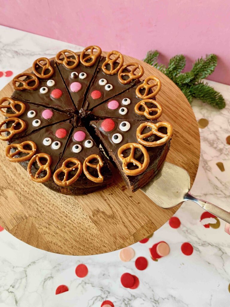 Der Rentierkuchen ist ein weihnachtlicher, saftiger Schokokuchen für die Weihnachtsbäckerei mit Kindern.