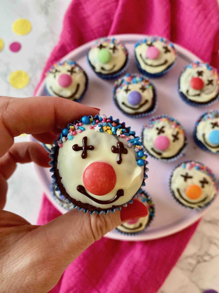 Freche Mini-Clownmuffins zu Karneval. Perfekte Muffins zum Mitnehmen für die Kita oder Schule.