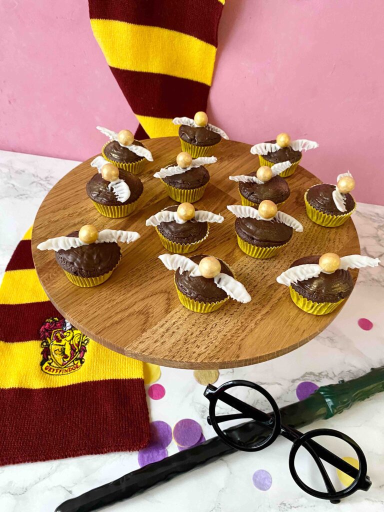 Die Harry Potter Muffins aus saftigen Schokomuffins sind perfekt für deine Harry Potter Party.