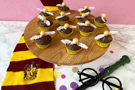 Die Harry Potter Muffins aus saftigen Schokomuffins sind perfekt für deine Harry Potter Party.