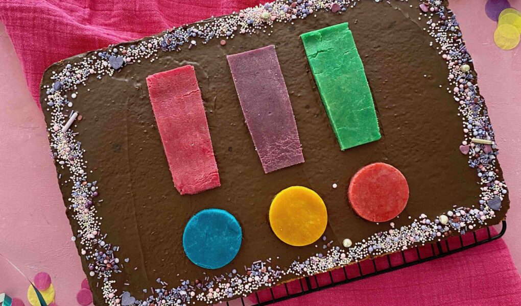 Der Detektivkuchen für die 3 Ausrufezeichen Geburtstagsparty meiner Mini aus saftigen Marmorkuchen.