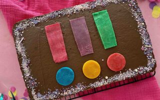 Der Detektivkuchen für die 3 Ausrufezeichen Geburtstagsparty meiner Mini aus saftigen Marmorkuchen.
