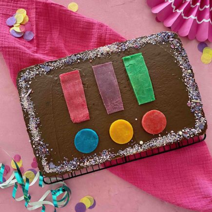 Der Detektivkuchen für die 3 Ausrufezeichen Geburtstagsparty meiner Mini aus saftigen Marmorkuchen.