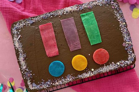 Der Detektivkuchen für die 3 Ausrufezeichen Geburtstagsparty meiner Mini aus saftigen Marmorkuchen.
