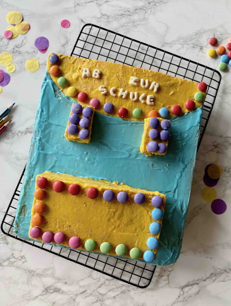Ein kinderleichter Motivkuchen für die Einschulung: der Tornister-Kuchen. Ich liebe den Ranzen-Kuchen