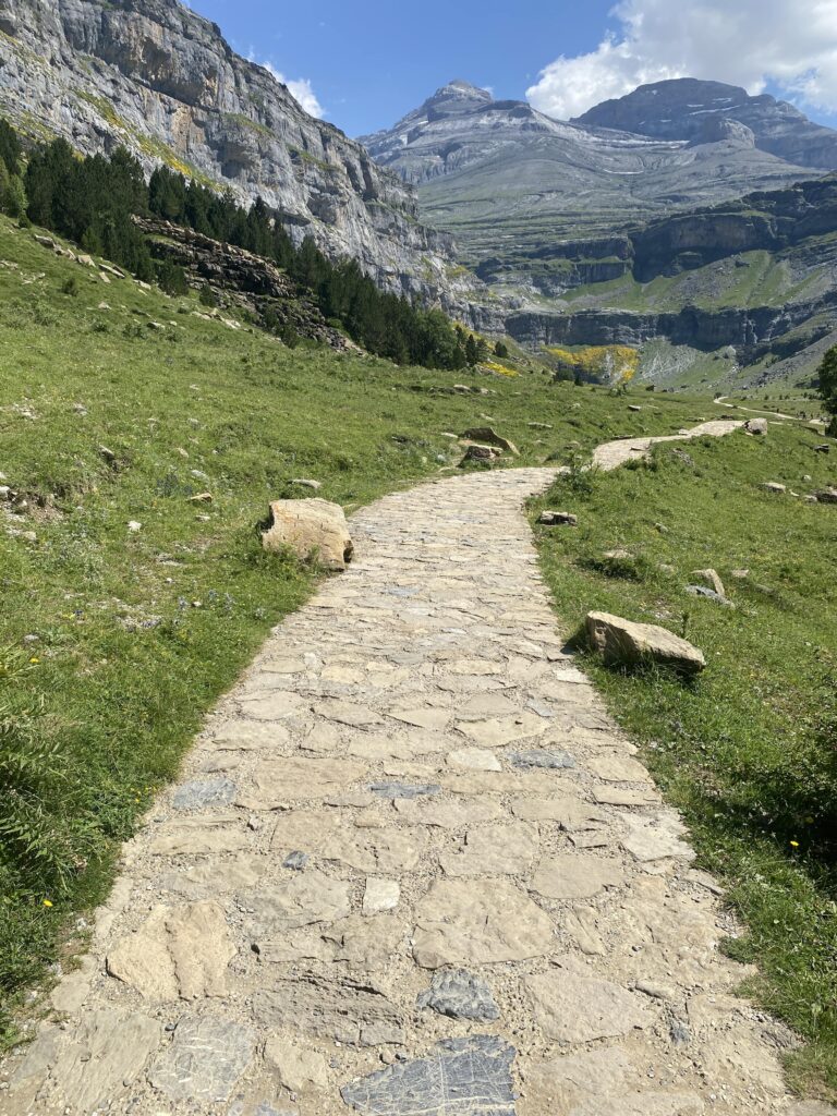 Roadtrip durch die Pyrenäen - Bergdörfer, Naturschutzgebiete & Aktivitäten