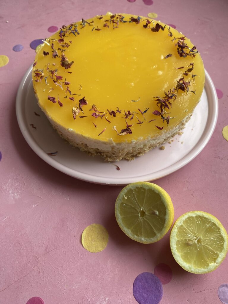 Zitronentorte aus dem Kühlschrank - der ideale Sommerkuchen: erfrischender Zitronen No-Bake-Cake