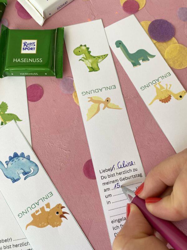 Süße Einladung zum Kindergeburtstag mit Ritter Sport Mini Schokoladen. DIY Einladung mit Dinosauriern. Dino-Einladung zum Ausdrucken.