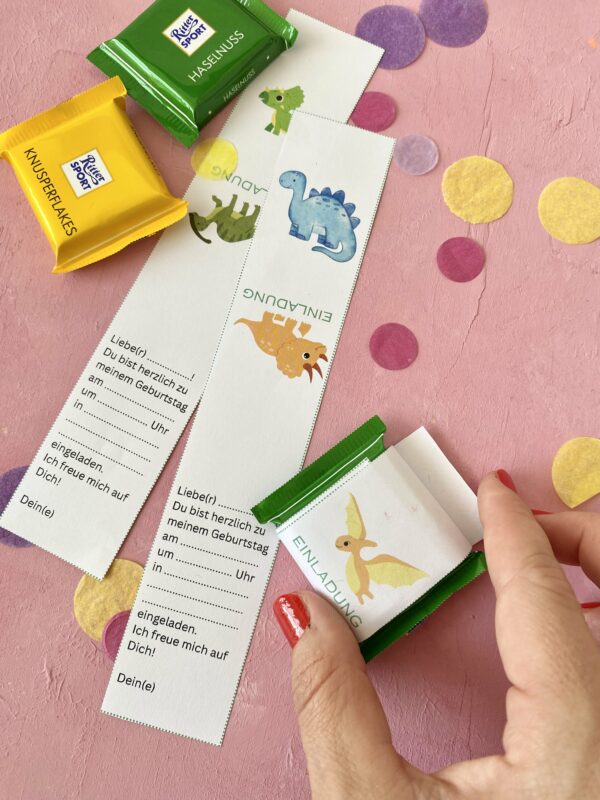 Süße Einladung zum Kindergeburtstag mit Ritter Sport Mini Schokoladen. DIY Einladung mit Dinosauriern. Dino-Einladung zum Ausdrucken.