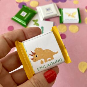 Süße Einladung zum Kindergeburtstag mit Ritter Sport Mini Schokoladen. DIY Einladung mit Dinosauriern. Dino-Einladung zum Ausdrucken.