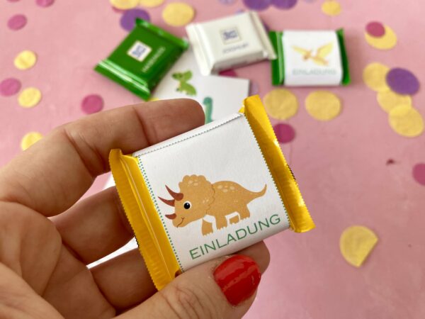 Süße Einladung zum Kindergeburtstag mit Ritter Sport Mini Schokoladen. DIY Einladung mit Dinosauriern. Dino-Einladung zum Ausdrucken.