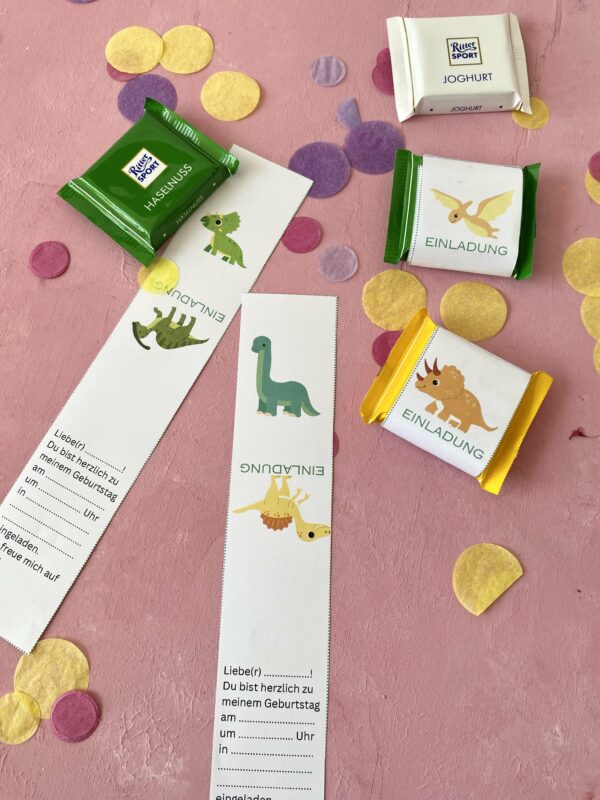 Süße Einladung zum Kindergeburtstag mit Ritter Sport Mini Schokoladen. DIY Einladung mit Dinosauriern. Dino-Einladung zum Ausdrucken.