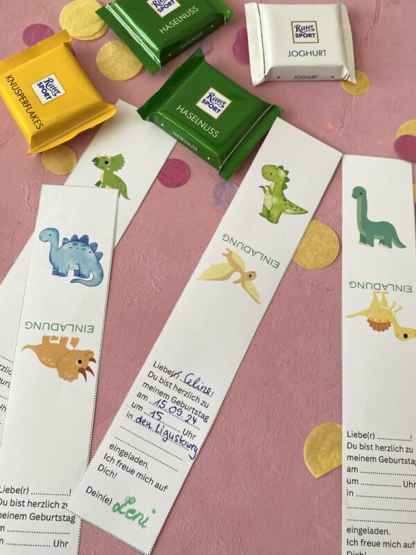 Süße Einladung zum Kindergeburtstag mit Ritter Sport Mini Schokoladen. DIY Einladung mit Dinosauriern. Dino-Einladung zum Ausdrucken.