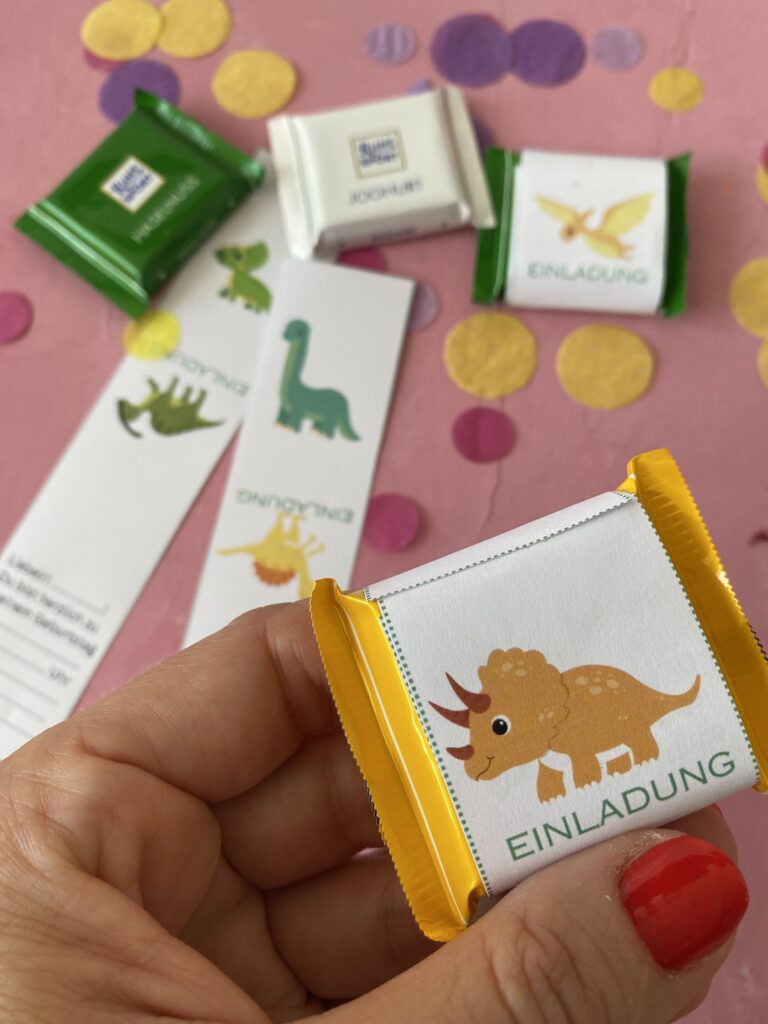 Süße Einladung zum Kindergeburtstag mit Ritter Sport Mini Schokoladen. DIY Einladung mit Dinosauriern. Dino-Einladung zum Ausdrucken.