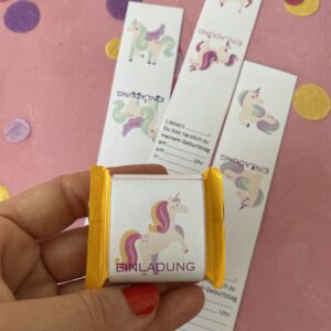 Süße Einladung zum Kindergeburtstag mit Ritter Sport Mini Schokoladen. DIY Einladung mit Einhörnern. Einhorn-Einladung zum Ausdrucken.