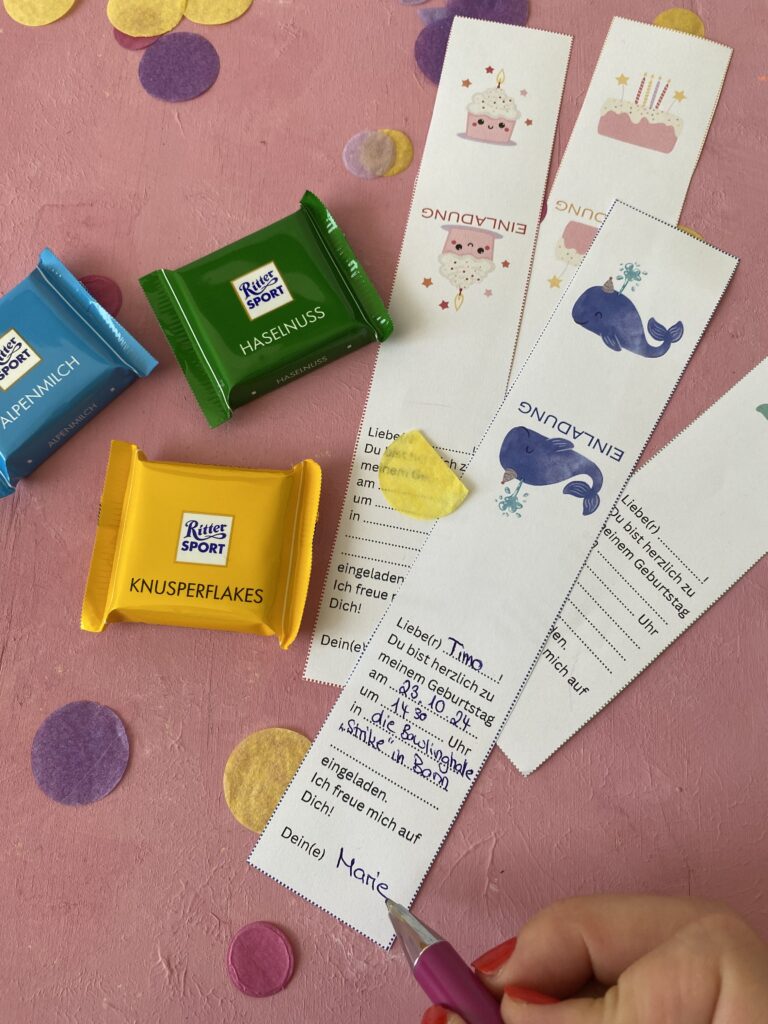 Süße Einladungen für den Kindergeburtstag mit Ritter Sport Mini Schokoladen. DIY Einladung zum Ausdrucken.