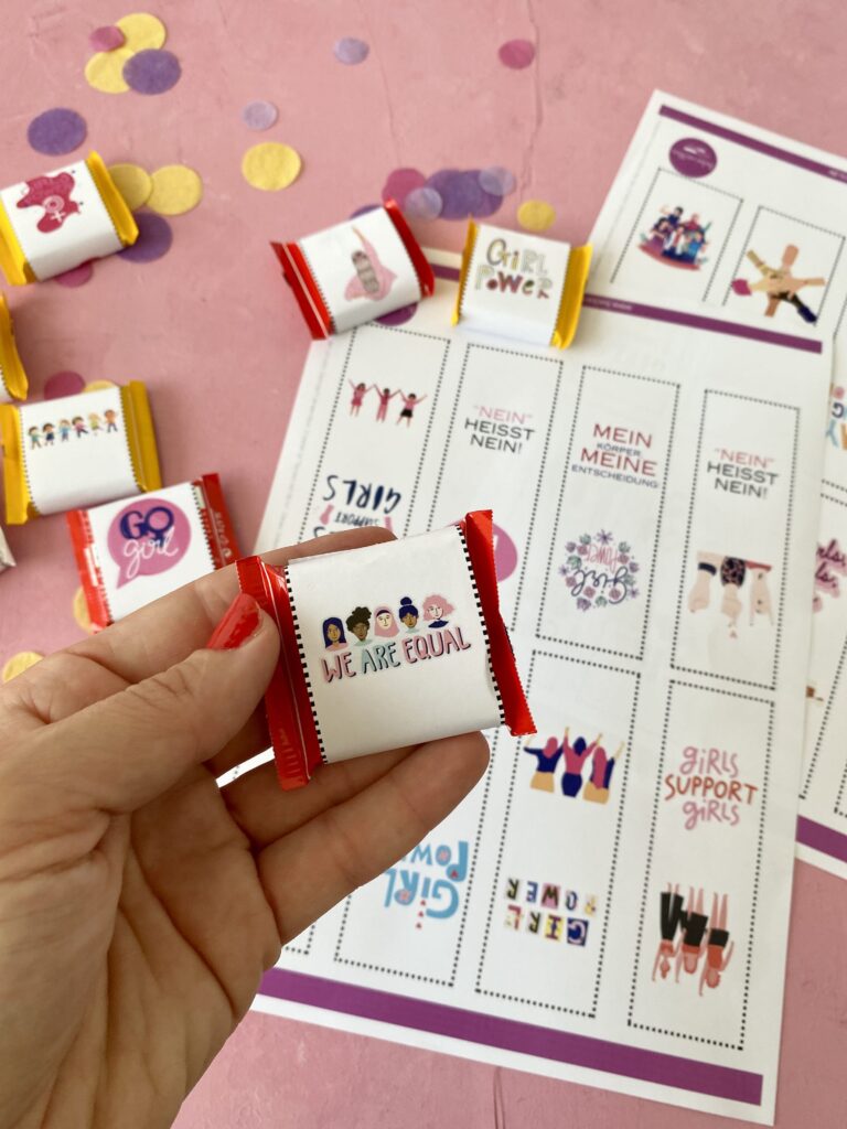 Süße Schokoverpackung für Ritter Sport Mini Schokoladen für den Mädchentag. DIY Geschenke für starke Mädchen.