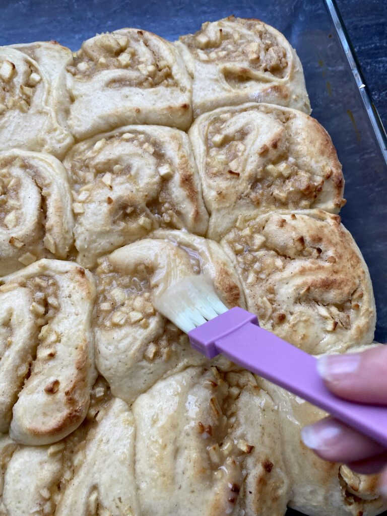 Der ultimative Backtrend im Herbst: Hefeschnecken. Die Bratapfel-Hefeschnecken sind ein großartiges Herbstrezept für einen gemütlichen Herbst