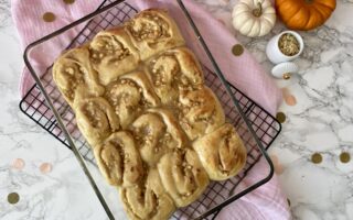 Der ultimative Backtrend im Herbst: Hefeschnecken. Die Bratapfel-Hefeschnecken sind ein großartiges Herbstrezept für einen gemütlichen Herbst