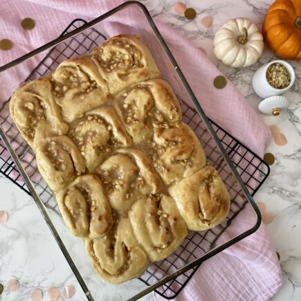 Der ultimative Backtrend im Herbst: Hefeschnecken. Die Bratapfel-Hefeschnecken sind ein großartiges Herbstrezept für einen gemütlichen Herbst