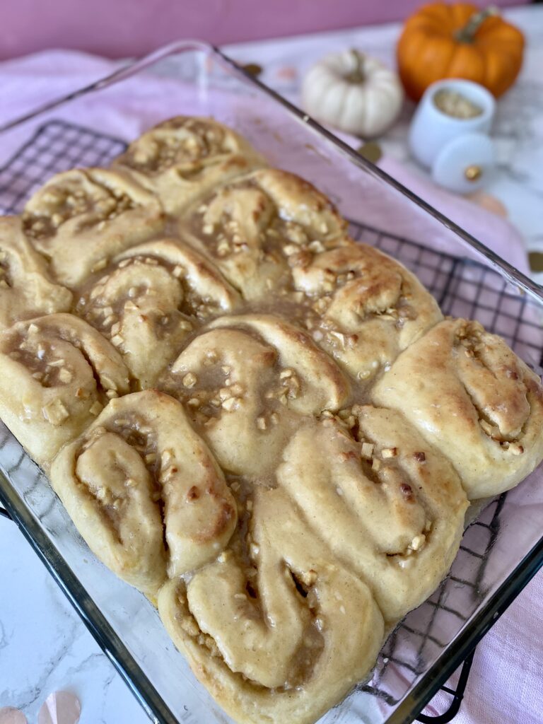 Der ultimative Backtrend im Herbst: Hefeschnecken. Die Bratapfel-Hefeschnecken sind ein großartiges Herbstrezept für einen gemütlichen Herbst