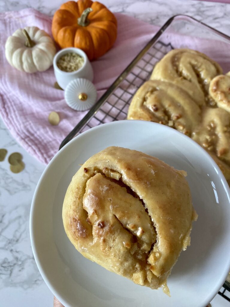 Der ultimative Backtrend im Herbst: Hefeschnecken. Die Bratapfel-Hefeschnecken sind ein großartiges Herbstrezept für einen gemütlichen Herbst.