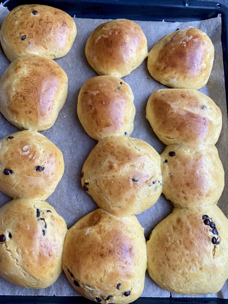 Die köstlichen Kürbis-Schokobrötchen sind fertig gebacken.