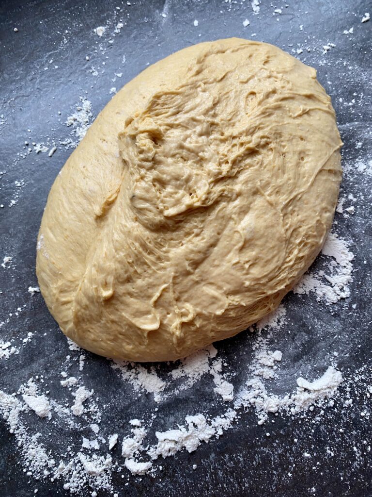 Hefeteig für die Kürbis-Schokobrötchen