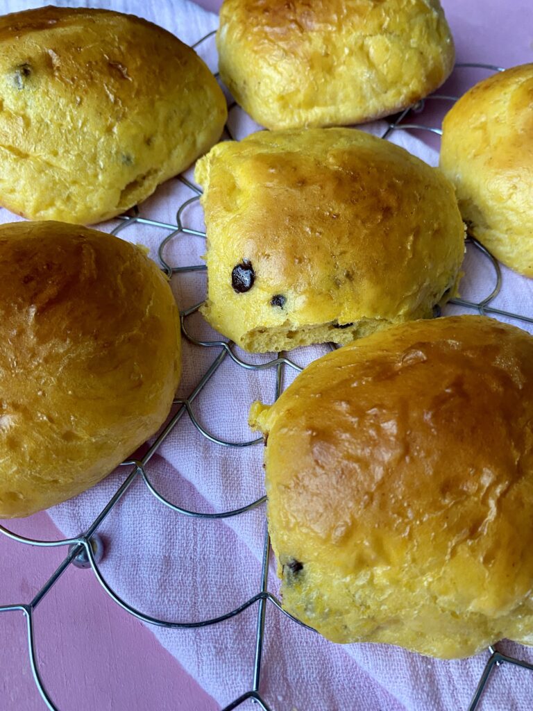 Kürbis-Schokobrötchen - köstliche Frühstücksbrötchen im Herbst (Blogparade Liebstes Herbstrezept)