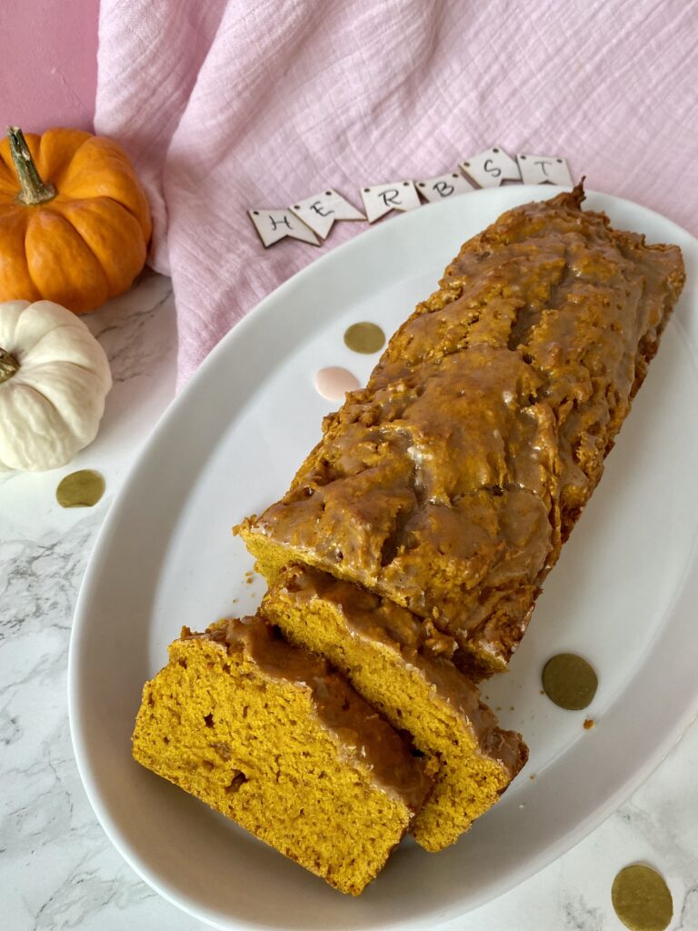 Schneller Kürbiskuchen im Herbst. Das Rezept mit der köstlichen Zimtglasur ist ein einfaches All-in Rezept für jeden Tag!